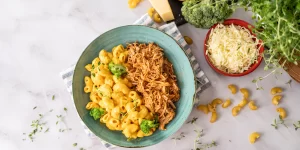 prato com o mac n' cheese de frango saudável