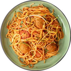 almôndegas veggie com massa integral, curgete e molho de tomate caseiro